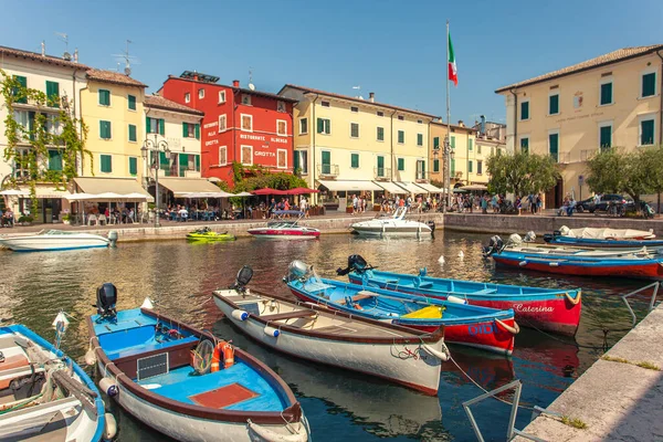 색깔의 배들이 이탈리아라제 베네타와 2020 — 스톡 사진