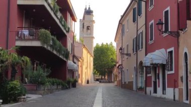 İtalya 'da Bardolino' da eski bir ev.