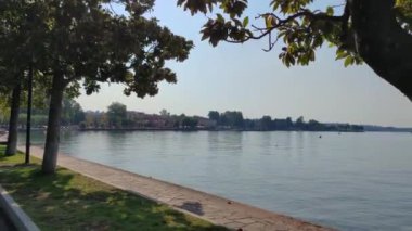 Bardolino 'dan İtalya' daki Garda Gölü manzarası