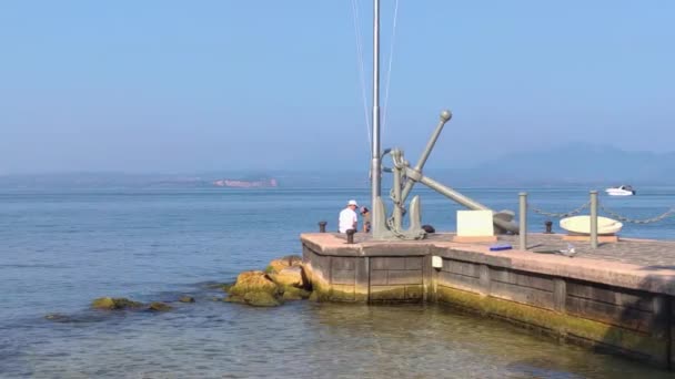 Muelle de Bardolino en el lago Grada en Italia — Vídeos de Stock