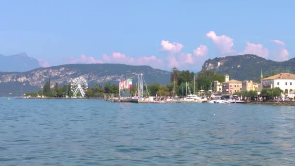 Uitzicht op het Gardameer in Italië vanaf Bardolino 20 — Stockvideo