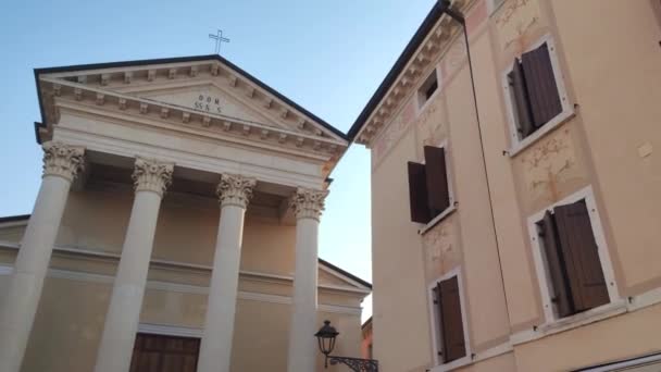 Igreja Padroeira no centro da cidade de Bardolino — Vídeo de Stock