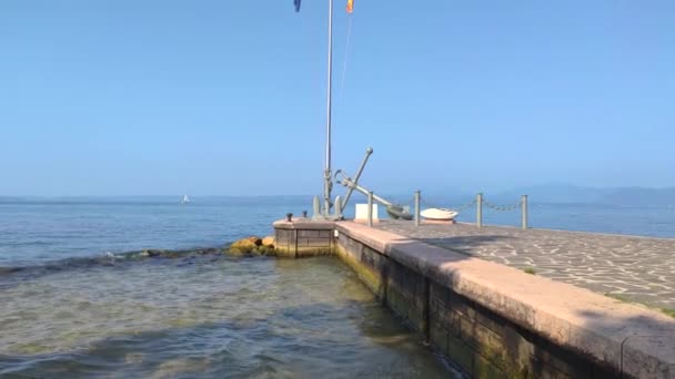 Bardolino Pier op Grada Lake in Italië 2 — Stockvideo