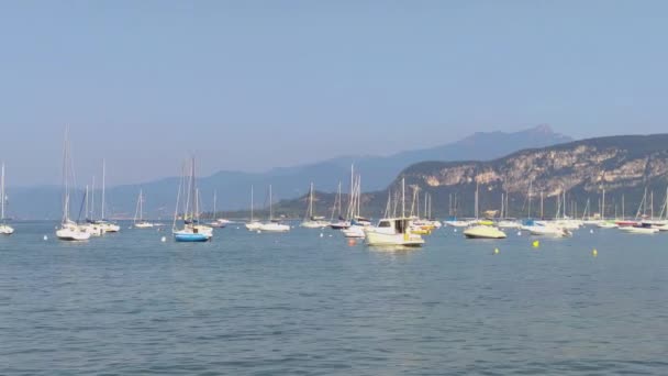 Blick auf den Gardasee in Italien vom Bardolino 14 — Stockvideo