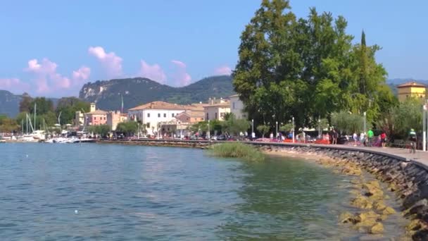 Uitzicht op het Gardameer in Italië vanaf Bardolino 19 — Stockvideo