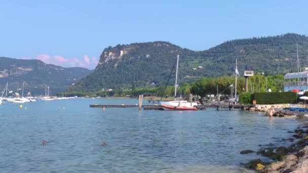 Uitzicht op het Gardameer in Italië vanaf Bardolino 12 — Stockvideo