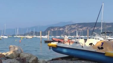 Bardolino 'daki Garda Gölü' ndeki plaj