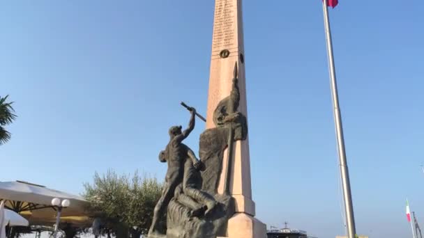 Historic stele in Bardolino in Italy — Stock Video