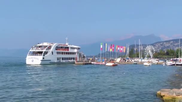 Färjan anländer till Bardolino i Gardasjön 3 — Stockvideo