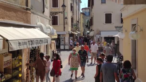 Sqaure central de Bardolino na Itália cheio de turistas 5 — Vídeo de Stock