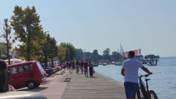 Lidé chodící po Gradském pobřeží v Bardolinu v Itálii — Stock video