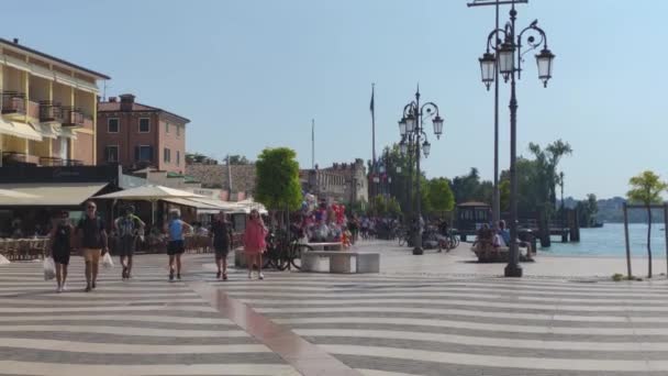 Paseo marítimo Lazise a lo largo del lago Garda 2 — Vídeo de stock