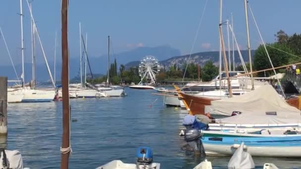 Panorama van Gardameer in Bardolino met reuzenrad 5 — Stockvideo