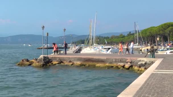 Paseo marítimo Lazise a lo largo del Lago de Garda 4 — Vídeo de stock