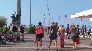 İtalya 'da Bardolino' nun merkezi Turistlerle dolu.