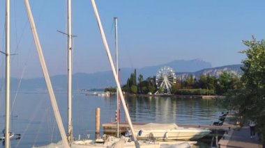 Bardolino 'daki Garda Gölü' nün Dönme dolaplı Panoraması