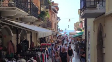 Lazise sokağı 4 kişi ile dolu.