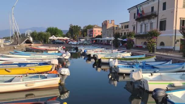Puerto en el Lago de Garda de Bardolino con barcos 3 — Vídeos de Stock