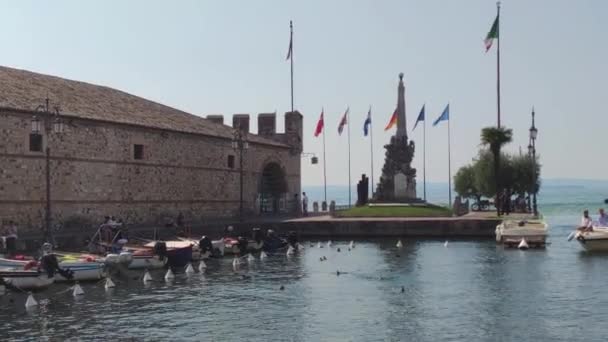 Dogana Veneta y Porticciolo en Lazise, en Italia con barcos de colores 6 — Vídeos de Stock