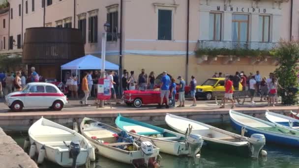 Personnes visitant Bardolino en Italie — Video