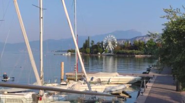 Bardolino 'daki Garda Gölü Panoraması, dönme dolap 2 ile.