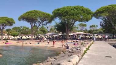 Lazise 'deki Garda Gölü' ndeki plaj
