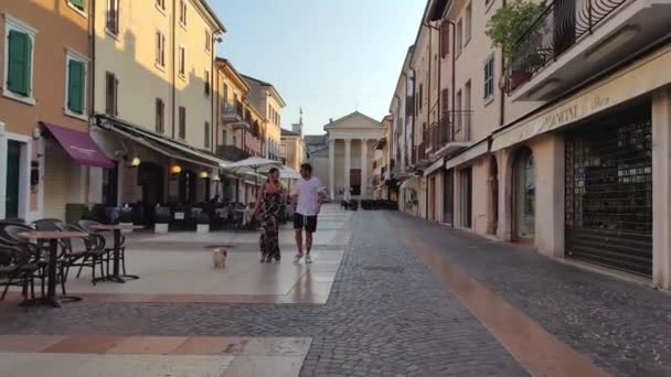 Bardolino beco principal com igreja principal 2 — Vídeo de Stock