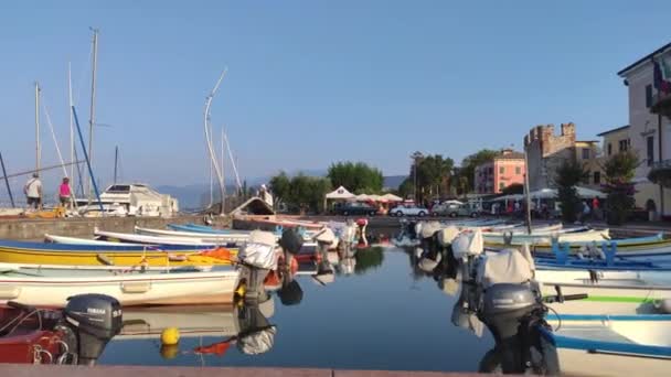 Porto em Garda Lago de Bardolino com barcos — Vídeo de Stock