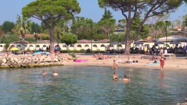 Playa en Lago de Garda en Lazise 4 — Vídeos de Stock