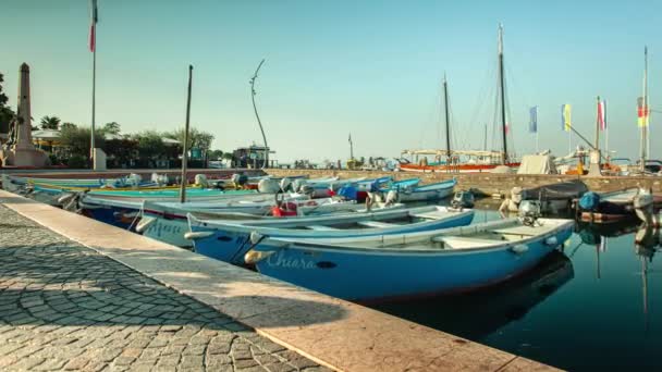 Time Lapse de barcos de colores en el puerto de Bardolino en el lago de Garda en Italia — Vídeos de Stock