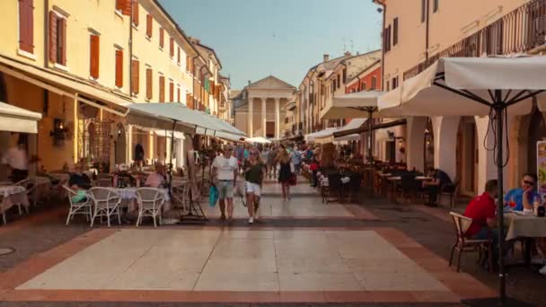 観光客でいっぱいのイタリアのバルドリーノの中央広場のタイムラプス — ストック動画