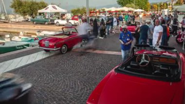 İtalya 'nın Bardolino ana caddesinde hareket eden insanların zaman aşımı