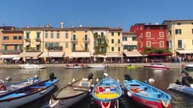 Dogana Veneta ve Porticciolo, Lazise, İtalya 'da renkli 2 botla