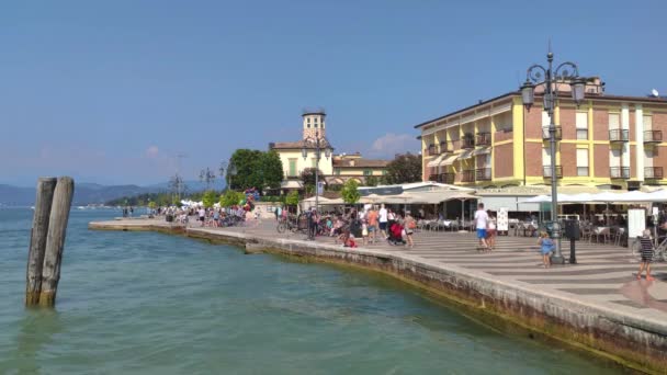 Paseo marítimo Lazise a lo largo del Lago de Garda — Vídeo de stock