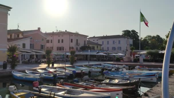 Blick auf Bardolino am Gardasee in Italien — Stockvideo