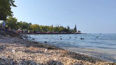 Bardolino 6 'daki Garda Gölü' ndeki sahil.