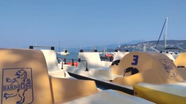 Bardolino 5 'teki Garda Gölü' ndeki sahil.