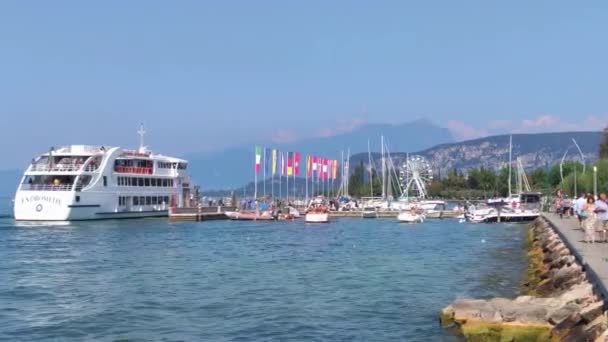 Färjan anländer till Bardolino i Gardasjön 4 — Stockvideo