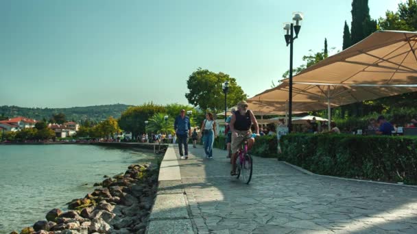Folk går i Bradolino längs Gardasjön — Stockvideo