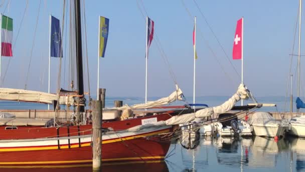 Haven aan het Gardameer van Bardolino met boten 4 — Stockvideo