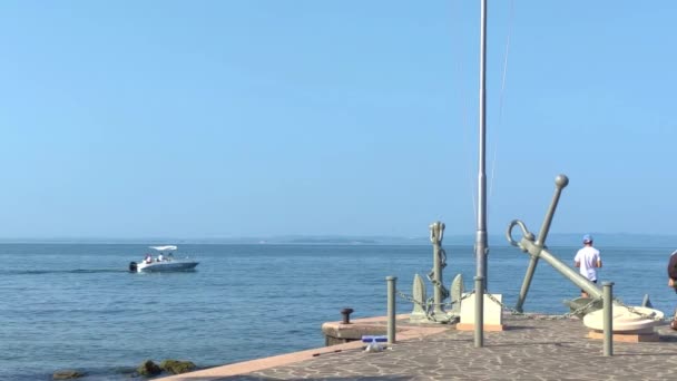 Bardolino Pier vid Grada Lake i Italien 4 — Stockvideo