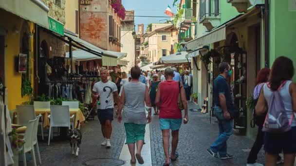 Alley με τους ανθρώπους και τους τουρίστες που περπατούν στο Lazise στην Ιταλία 4 — Αρχείο Βίντεο
