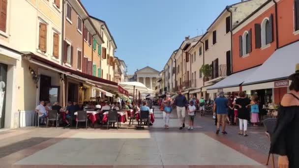 観光客でいっぱいのイタリアのバルドリーノの中央広場3 — ストック動画