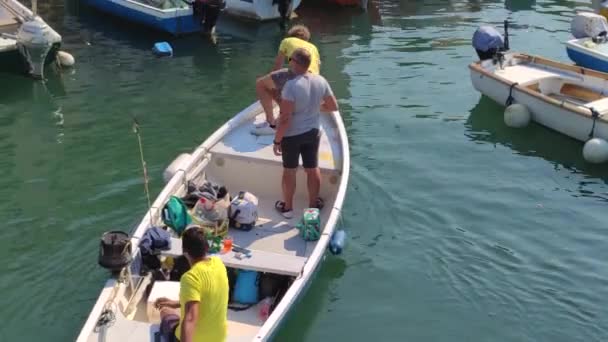 Una piccola barca arriva al porto di Bardolino in Italia — Video Stock