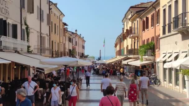 観光客でいっぱいのイタリアのバルドリーノの中央広場4 — ストック動画