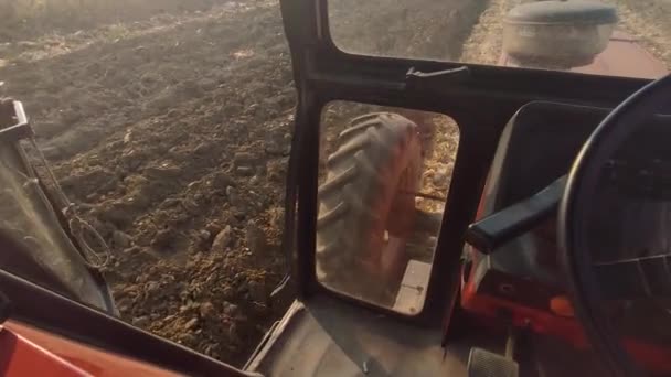 五を耕すトラクターの詳細 — ストック動画