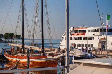 BARDOLINO, İTALYA 16 Eylül 2020: feribot Garda Gölü 'ndeki Bardolino' ya vardı.