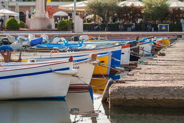 Bardolino Italie Septembre 2020 Bateaux Colorés Amarrés Sur Port Bardolino — Photo