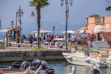 LAZISE, İTALYA 16 EYLÜL 2020: İtalya 'daki Garda Gölü' nün Lazise manzarası