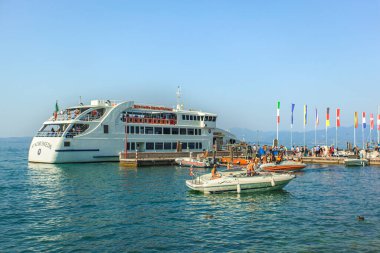 BARDOLINO, İTALYA 16 Eylül 2020: feribot Garda Gölü 'ndeki Bardolino' ya vardı.